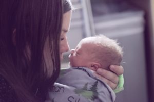 Câliner des bébés dans les hôpitaux, une réalité tout juste concrétisée à Bruxelles