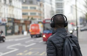 « Tu écoutes de la musique, attention aux risques ! » avertit l’APEDAF