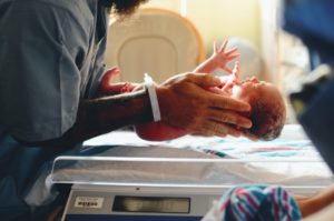 Prematuriteit: de KCE pleit ervoor de scheiding van ouders en pasgeborenen te beperken