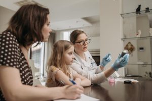 Kanker bij kinderen: nieuw groot psycho-oncologische handboek in het Frans om de betrokken actoren te ondersteunen