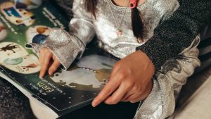 « Bébé, Bambin Sourds Bouquinent », une activité inclusive pour développer l’imaginaire des enfants, en langue des signes