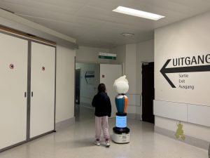 Sociale robot stelt kinderen en hun ouders gerust op de spoeddienst van UZ Brussel