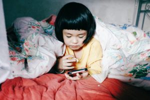 Une alliance mondiale pour protéger les tout-petits des écrans