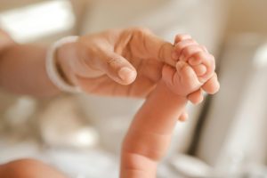 Maladie rare : 1er tout-petit patient au monde à bénéficier, aux États-Unis, d’une thérapie génique sur-mesure