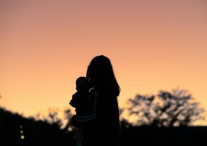 Focus sur les dispositifs de soutien aux mères endeuillées en cette journée internationale
