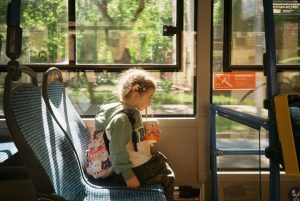 Transport scolaire vers l’enseignement spécialisé : pourquoi tous ces bâtons dans les roues ?