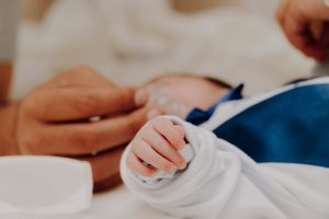 Verlenging vaderschapsverlof bij ziekenhuisopname baby: Vooruit herhaalt zijn wetsvoorstel
