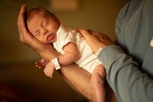 Allongement du congé de paternité en cas d&rsquo;hospitalisation du bébé : Vooruit réitère sa proposition de loi